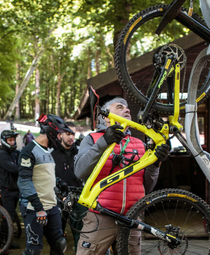 Il bike park toscano ha strutture per la risalita, una scuola di guida e spazi con esperti per la messa a punto dei mezzi