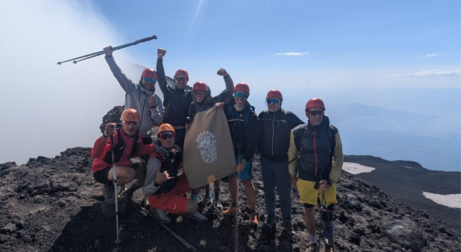 L'arrivo sull'Etna di Paolo Sartori, Federica Sottana, Diego Ioriatti, Enzo Odorizzi, Vanni Sartori, Marco Groff, Manuel Dallaporta, Nicola Sevegnani, Riccardo Tenaglia e Alessandro Colombo