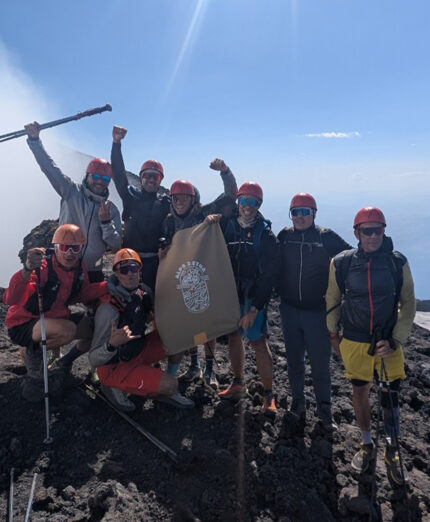 L'arrivo sull'Etna di Paolo Sartori, Federica Sottana, Diego Ioriatti, Enzo Odorizzi, Vanni Sartori, Marco Groff, Manuel Dallaporta, Nicola Sevegnani, Riccardo Tenaglia e Alessandro Colombo