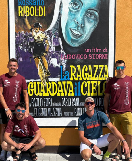 I partecipanti davanti al manifesto del film dedicato alla figura di Sara Piffer