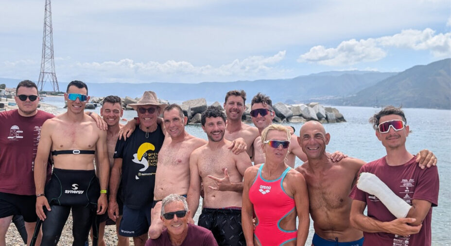 Il gruppo all'arrivo sulla costa siciliana. Sono rarissime le traversate a nuoto dalla Calabria, più frequenti in senso inverso