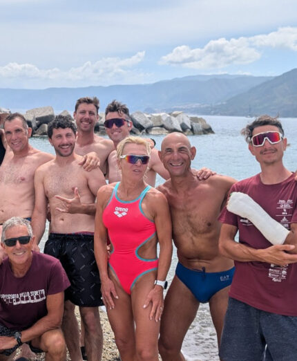 Il gruppo all'arrivo sulla costa siciliana. Sono rarissime le traversate a nuoto dalla Calabria, più frequenti in senso inverso