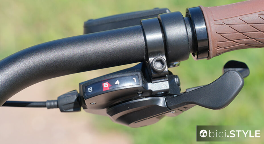 I comandi Shimano Cues si trovano sul lato destro del manubrio