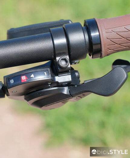 I comandi Shimano Cues si trovano sul lato destro del manubrio