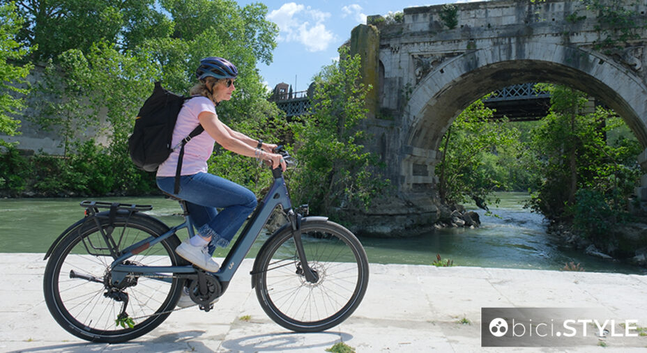 Una parte del test ha visto la LIV Allure E+ pedalare con la nostra Paola anche sull'Isola Tiberina