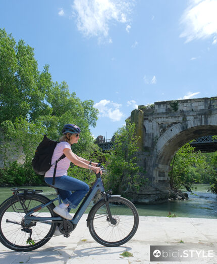 Una parte del test ha visto la LIV Allure E+ pedalare con la nostra Paola anche sull'Isola Tiberina