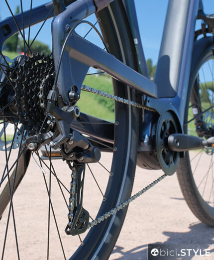 Per la trasmissione, cambio e deragliatore posteriore sono Shimano Cues 9-speed