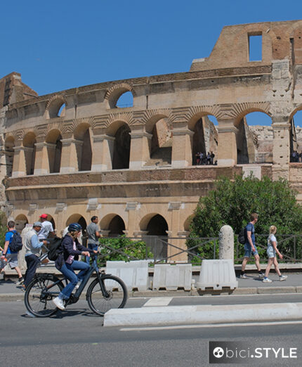 La corsia ciclabile attorno al Colosseo è una bella occasione di scoperta