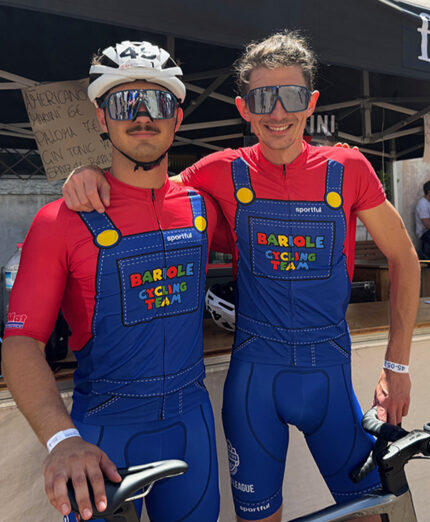 Giacomo Mornico del Bariolè Cycling Team si è fatto crescere i bassi per somigliare a Super Mario