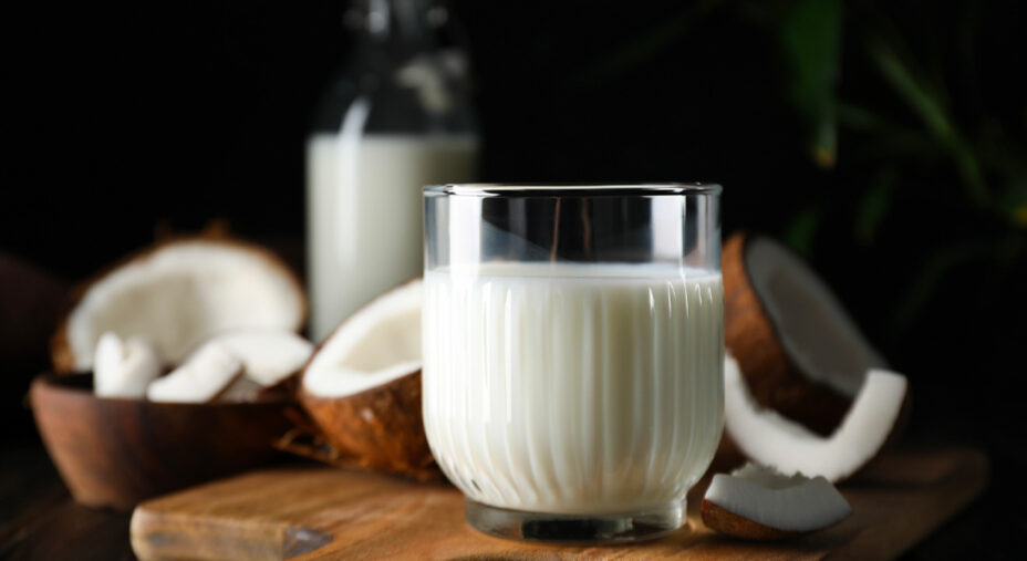 Il latte di cocco è una fonte importante di grassi saturi e per questo non va consumato in eccesso (depositphotos.com)