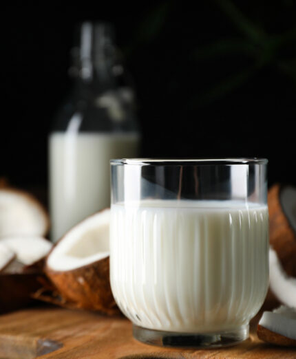 Il latte di cocco è una fonte importante di grassi saturi e per questo non va consumato in eccesso (depositphotos.com)