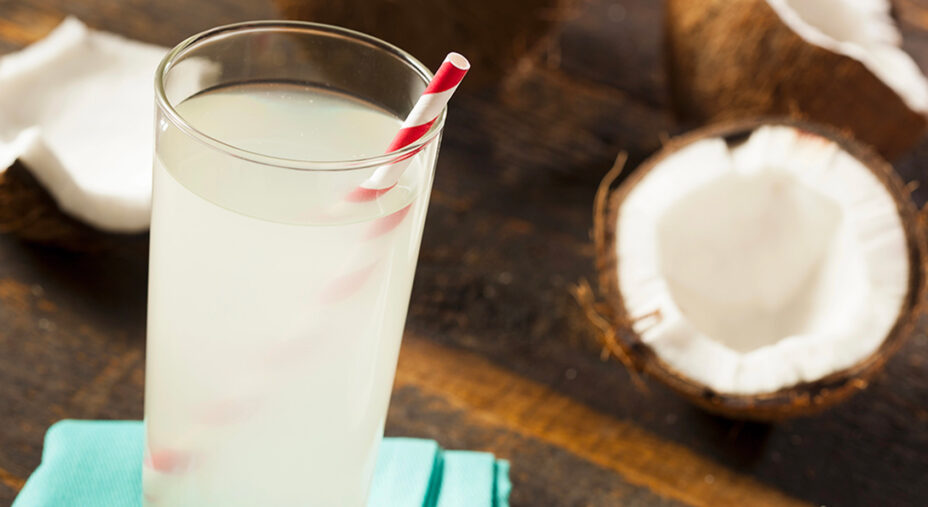 L'acqua di cocco contiene pochissimi grassi, poche calorie ed è naturalmente ricca di potassio (depositphotos.com)