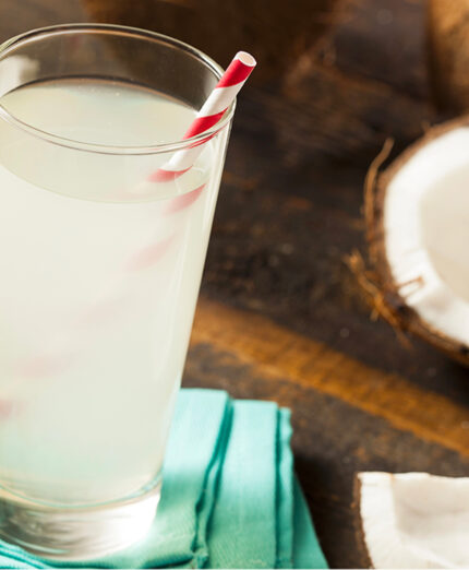 L'acqua di cocco contiene pochissimi grassi, poche calorie ed è naturalmente ricca di potassio (depositphotos.com)