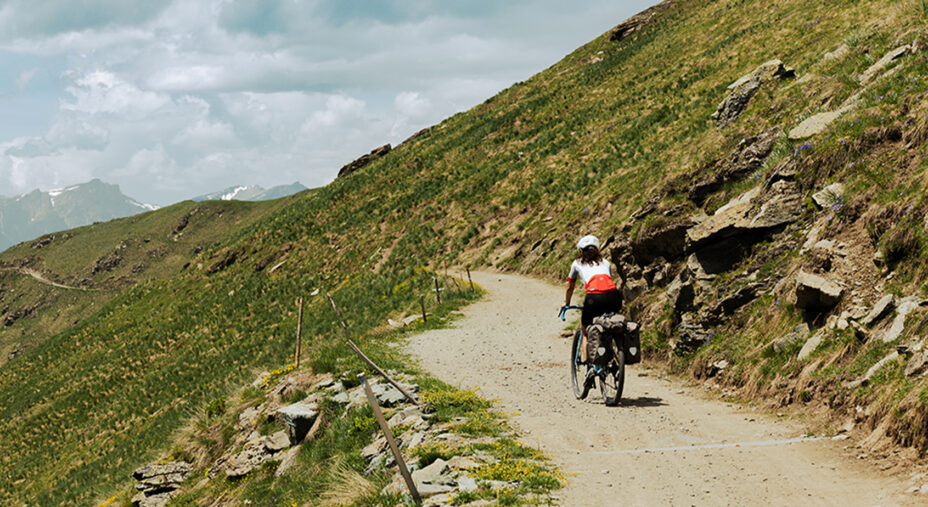 La Strada dei Cannoni corre lungo lo spartiacque tra la Valle Maira e la Valle Varaita, con vista dal Monviso alle Alpi Marittime