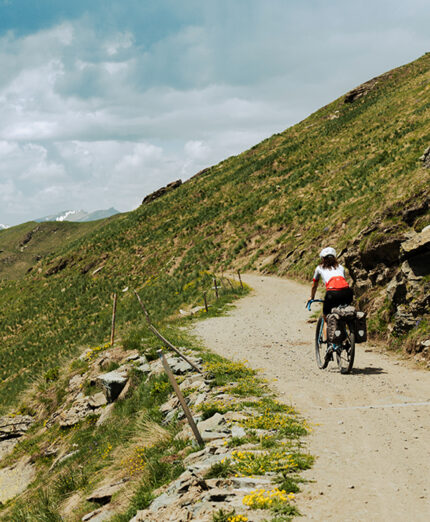 La Strada dei Cannoni corre lungo lo spartiacque tra la Valle Maira e la Valle Varaita, con vista dal Monviso alle Alpi Marittime