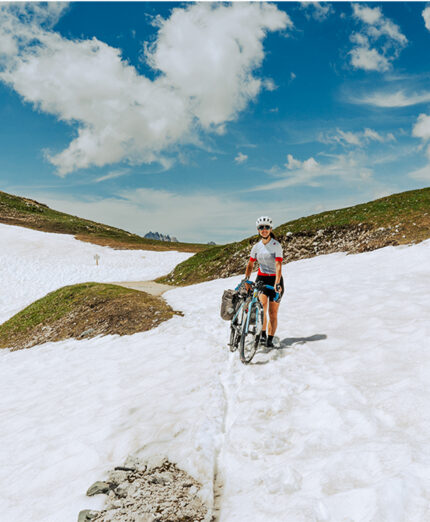 Un bikepacking alla fine dell'inverno può mettere davanti a sentiei ancora imbiancati