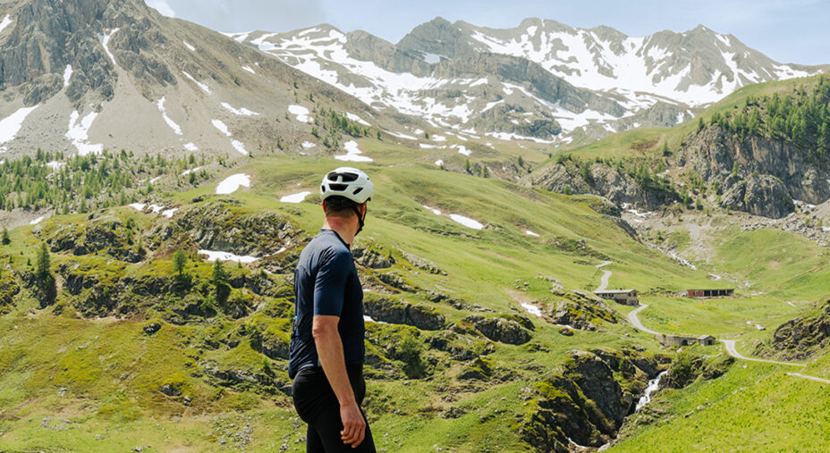 Un bikepacking alla fine dell'inverno può mettere davanti a sentiei ancora imbiancati