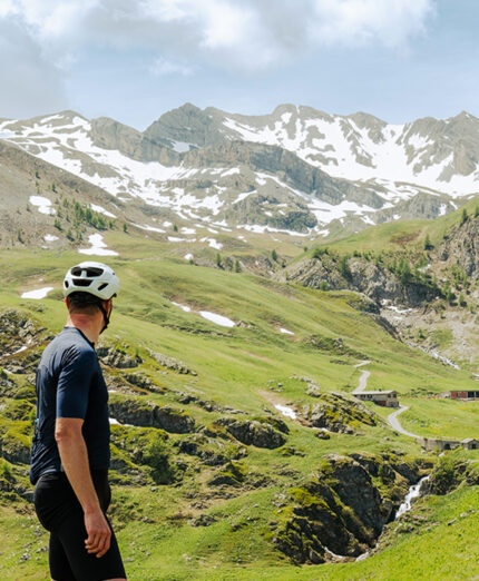 Un bikepacking alla fine dell'inverno può mettere davanti a sentiei ancora imbiancati