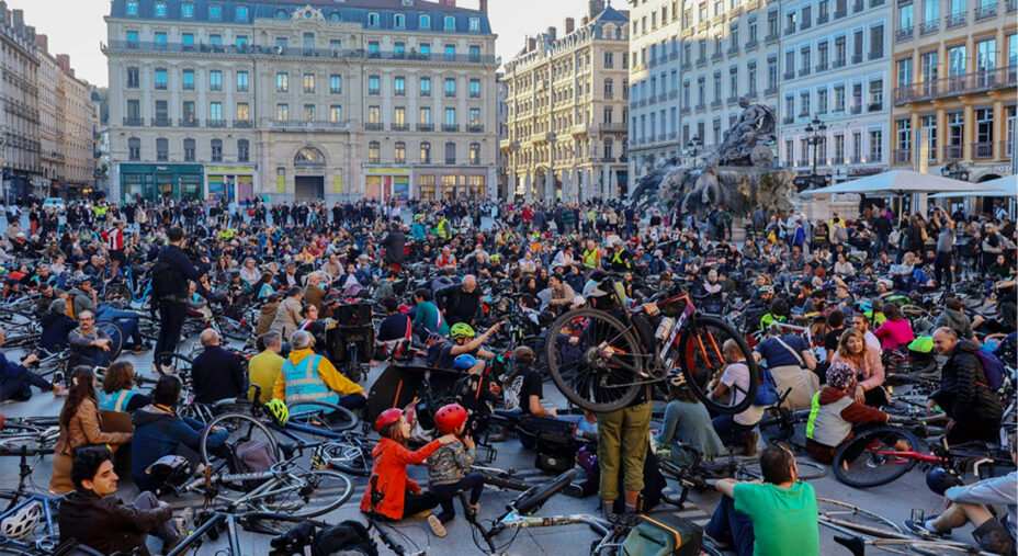 Manifestazione di Lione organizzata dalla FUB, la federazione degli utilizzatori delle biciclette, in seguito all'uccisione di Paul Varry (foto leprogres.fr)