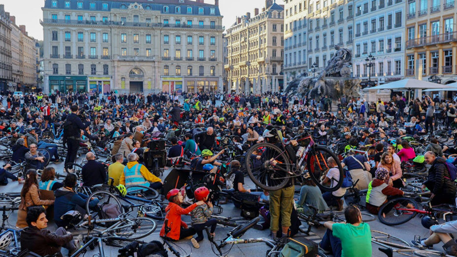Manifestazione di Lione organizzata dalla FUB, la federazione degli utilizzatori delle biciclette, in seguito all'uccisione di Paul Varry (foto leprogres.fr)