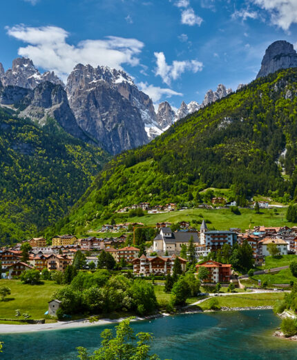 La presentazione di Trentino Marketing si è svolta a Molveno, fra il lago e le Dolomiti del Brenta (depositphotos.com)