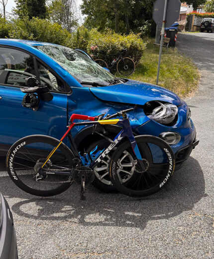 Questa è la bicicletta di Gabriele Scagliola, corridore U23 torinese, travolto dall'auto che ha deciso di svoltare senza lasciarlo passare