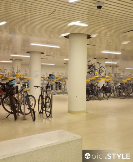 Helsinki, parcheggio stazione, bici
