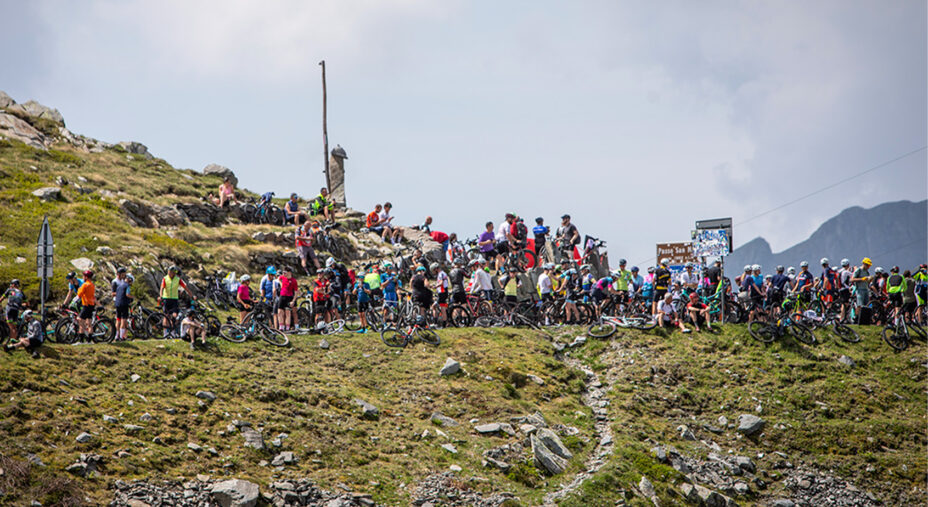Il passo occupato dai ciclisti è l'immagine della riuscita della manifestazione (foto Enjoy Stelvio Valtellina)