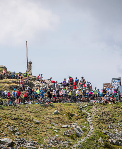 Il passo occupato dai ciclisti è l'immagine della riuscita della manifestazione (foto Enjoy Stelvio Valtellina)