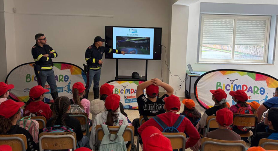 La Polizia Stradale è pienamente coinvolta nel progetto Bicimparo, insegnando ai bambini come pedalare sicuri