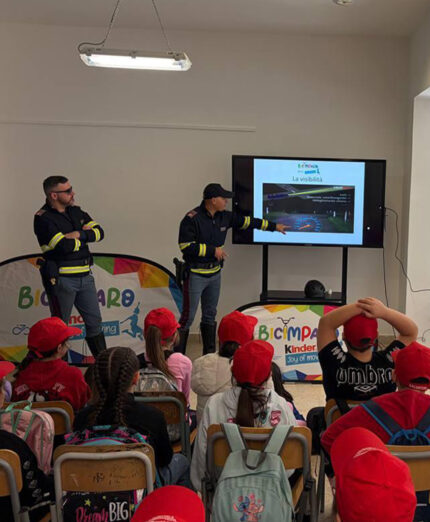 La Polizia Stradale è pienamente coinvolta nel progetto Bicimparo, insegnando ai bambini come pedalare sicuri
