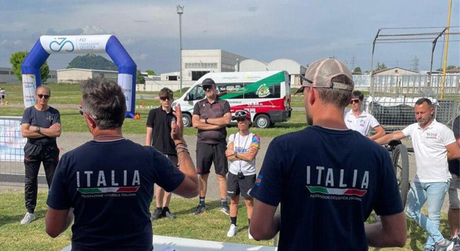 Gli istruttori della FCI al lavoro. Bicimparo è giunto alla sua quinta edizione e ha in programma altre evoluzioni