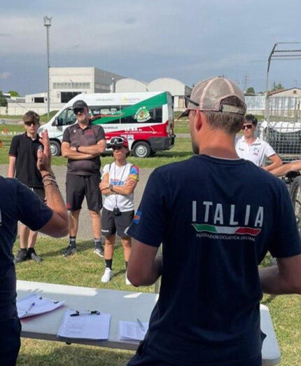 Gli istruttori della FCI al lavoro. Bicimparo è giunto alla sua quinta edizione e ha in programma altre evoluzioni