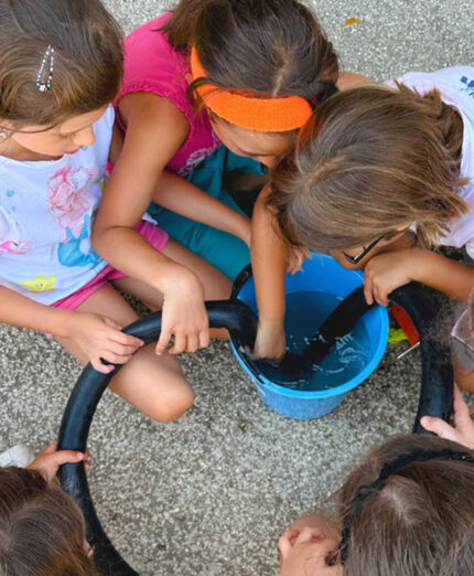 I piccoli esperimenti nell'acqua per scoprire dove si annidava la foratura, un gioco istruttivo