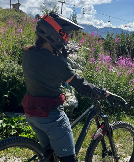 La mountain bike è la grande passione di Federica Brignone, soprattutto la downhill con la biammortizzata