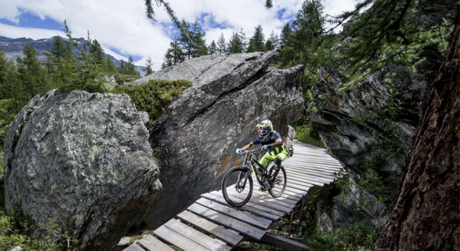 Il caratteristico passaggio su ponte del trail Bike and Wood (foto Falck)