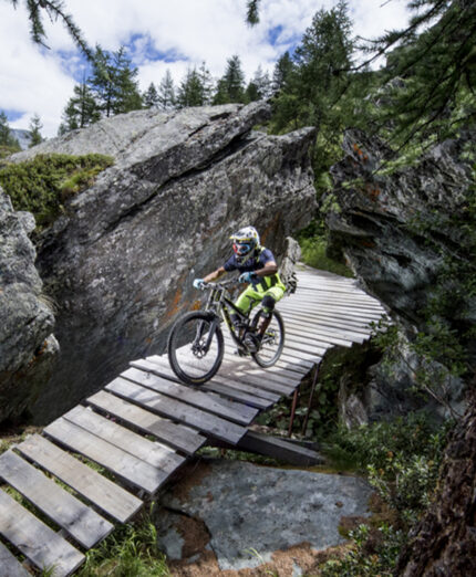 Il caratteristico passaggio su ponte del trail Bike and Wood (foto Falck)