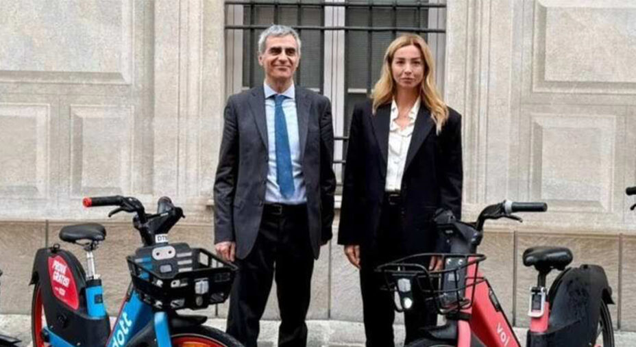 La sindaca di Genova Silvia Salis insieme all'assessore alla Mobilità sostenibile Emilio Robotti
