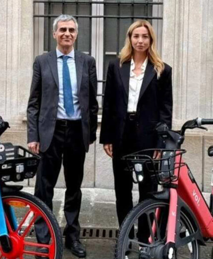 La sindaca di Genova Silvia Salis insieme all'assessore alla Mobilità sostenibile Emilio Robotti