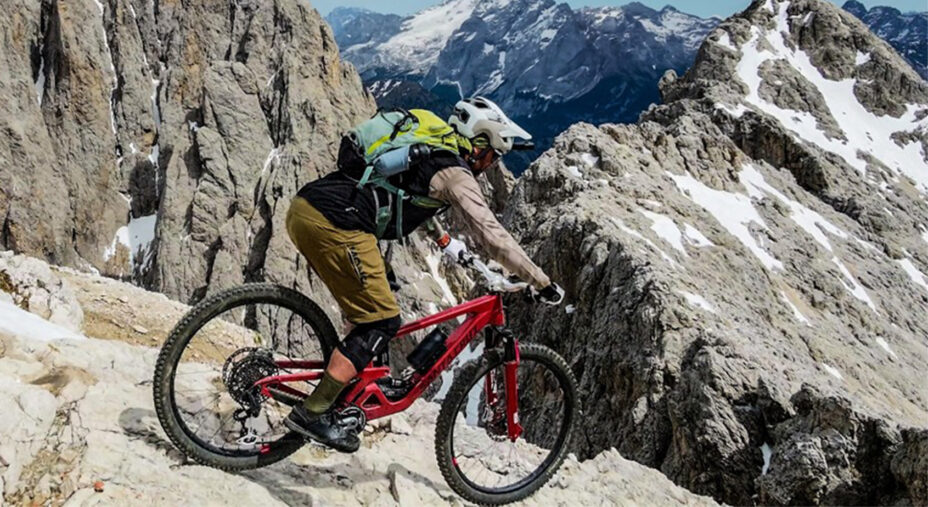 La convivenza fra cavalli e bici richiede grande prudenza da parte dei biker. Le discese a tutta sono vietate per la tutela dei cavalli e non solo