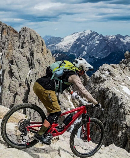 La convivenza fra cavalli e bici richiede grande prudenza da parte dei biker. Le discese a tutta sono vietate per la tutela dei cavalli e non solo