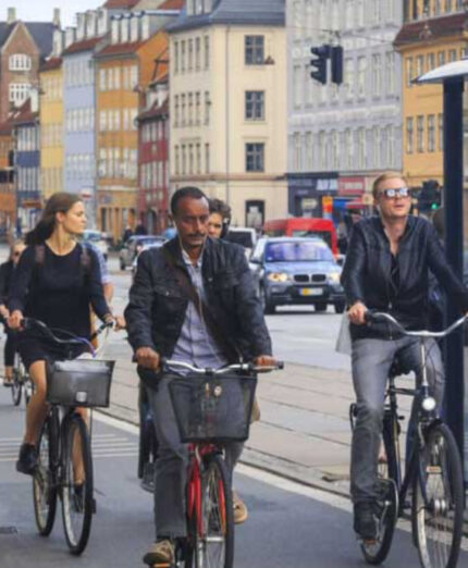 L'uso del casco potrebbe divenire obbligatorio e nel mondo dei ciclisti l'idea non è da tutti gradita