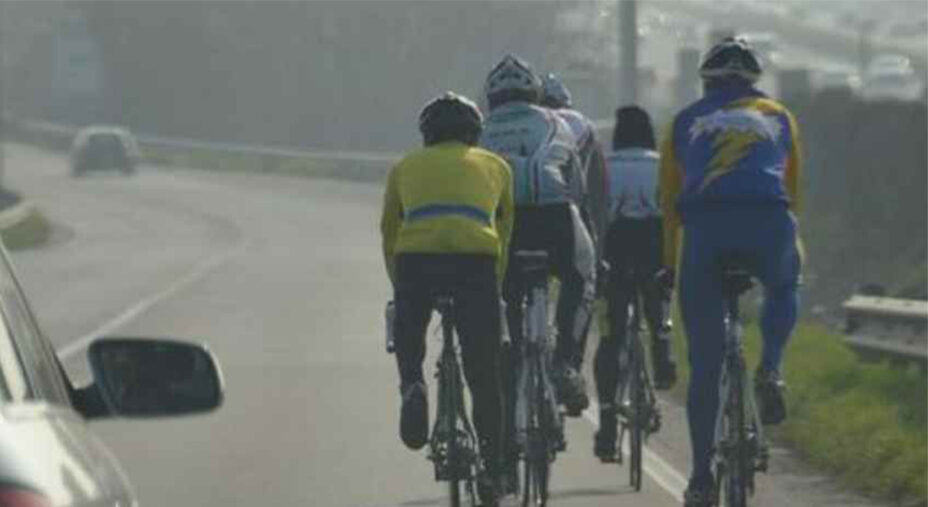 La doppia fila di ciclisti è comune alle proposte di legge, per la loro sicurezza con buona pace di chi guida