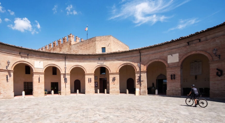 La bellissima piazza di Mondaino, uno dei passaggi più suggestivi dell'intera pedalata