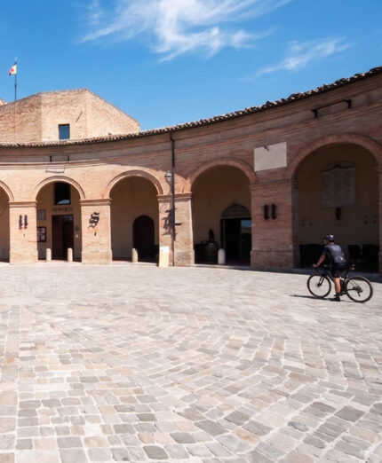 La bellissima piazza di Mondaino, uno dei passaggi più suggestivi dell'intera pedalata
