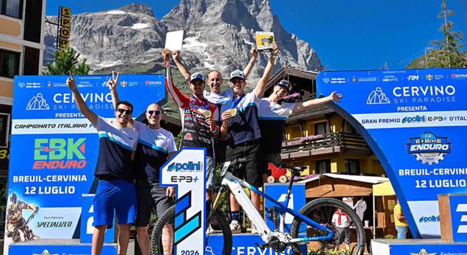 Il ragazzi campioni del mondo con lo staff, ai piedi del Cervino per una giornata storica