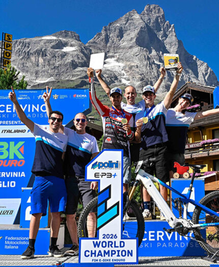 Il ragazzi campioni del mondo con lo staff, ai piedi del Cervino per una giornata storica