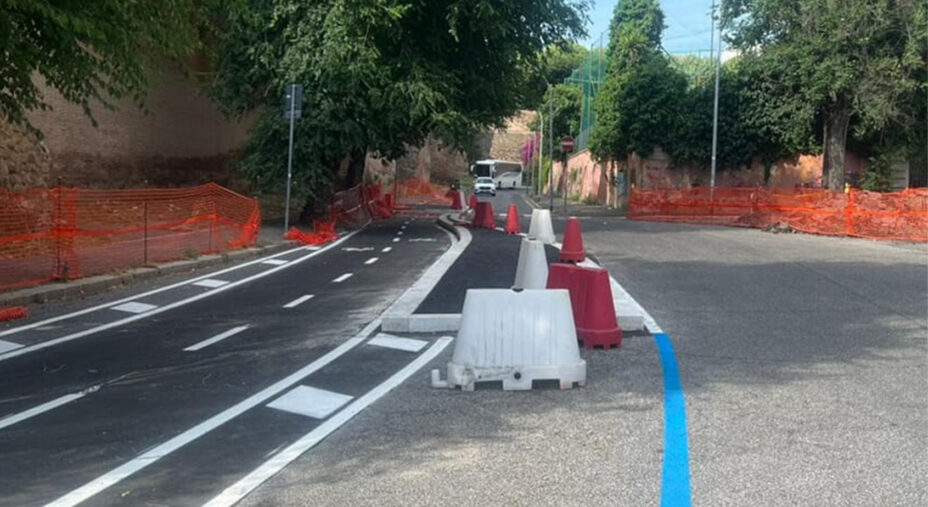 La pista ciclabile costeggia le Mura Aureliane per un chilometro, da Ostiense a Porta Metronia