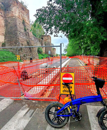 Il cantiere dei lavori per la pista ciclabile, realizzata nel tempo record di sei mesi