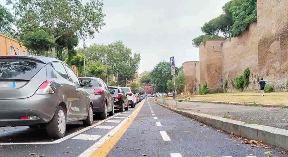 La pista ha una posizione originale, fra i marciapiede e i parcheggi per auto, il che la rende più sicura